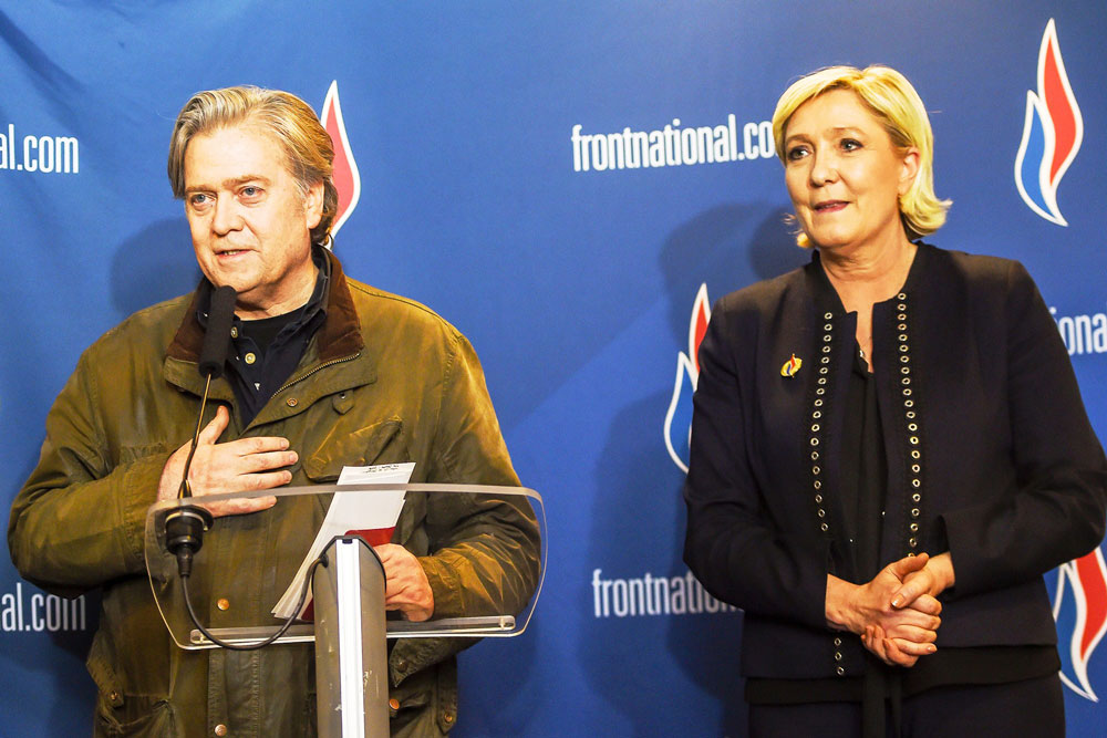 مارين لوبن زعيمة الجبهة الوطنية الفرنسية (يمين متطرف) مع ستيف بانون 