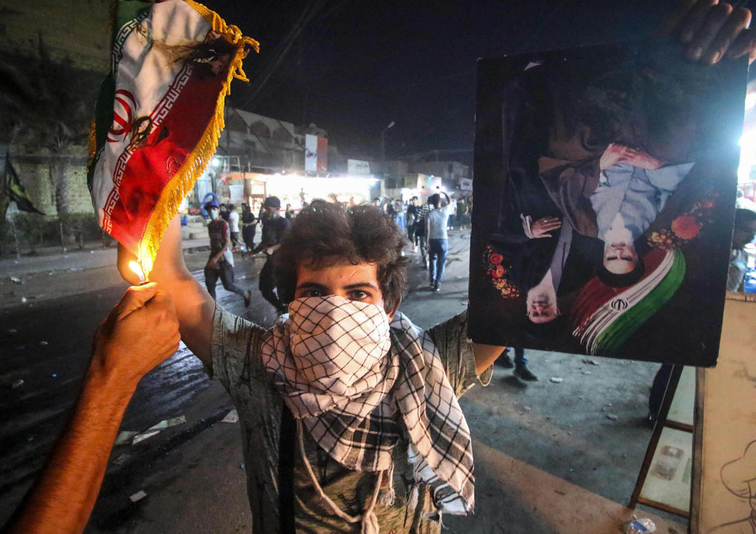 عراقي يحرق علم إيران وصورة الخميني وخامنئي بعد حرق القنصلية الإيرانية في البصرة