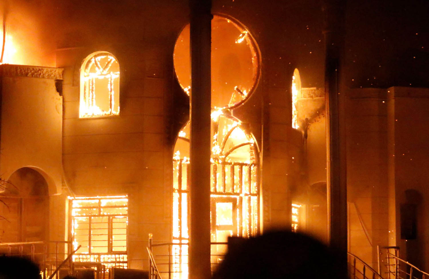 عراقيون يحرقون القنصلية الإيرانية في البصرة