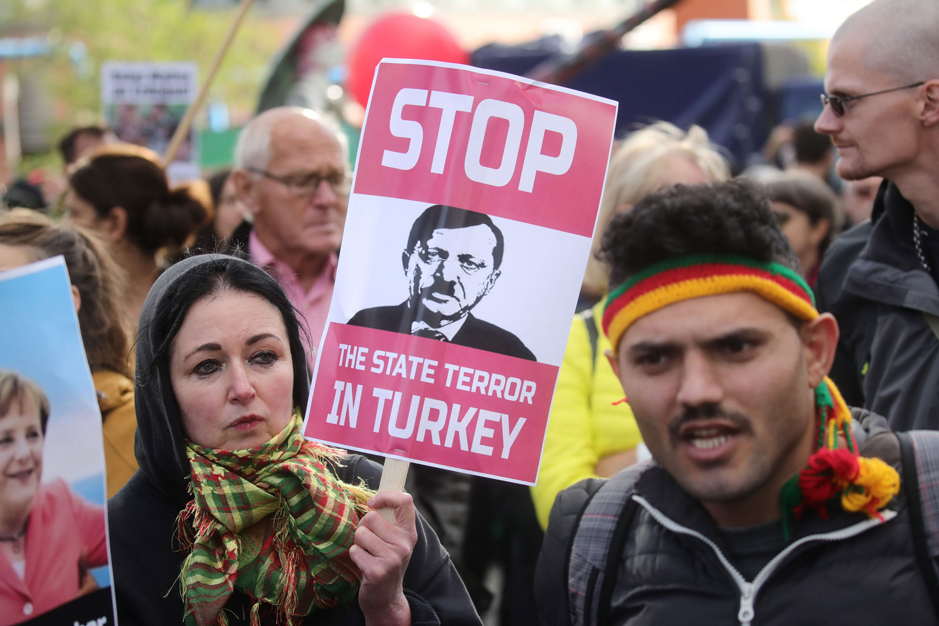 أكراد ومعارضون أتراك في ألمانيا يستقبلون اردوغان باحتجاجات غضب تندد بسياساته وبزيارته لبرلين