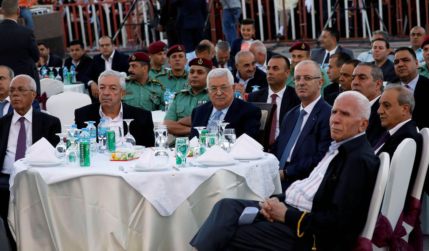 الرئيس الفلسطيني محمود عباس يتوسط مساعديه في حفل في رام الله