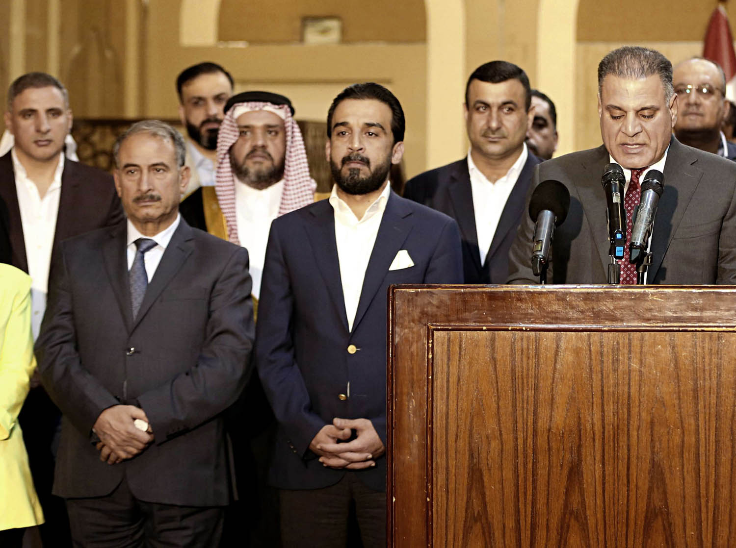 رئيس البرلمان العراقي المدعوم إيرانيا محمد الحلبوسي مع اعضاء في كتلته البرلمانية