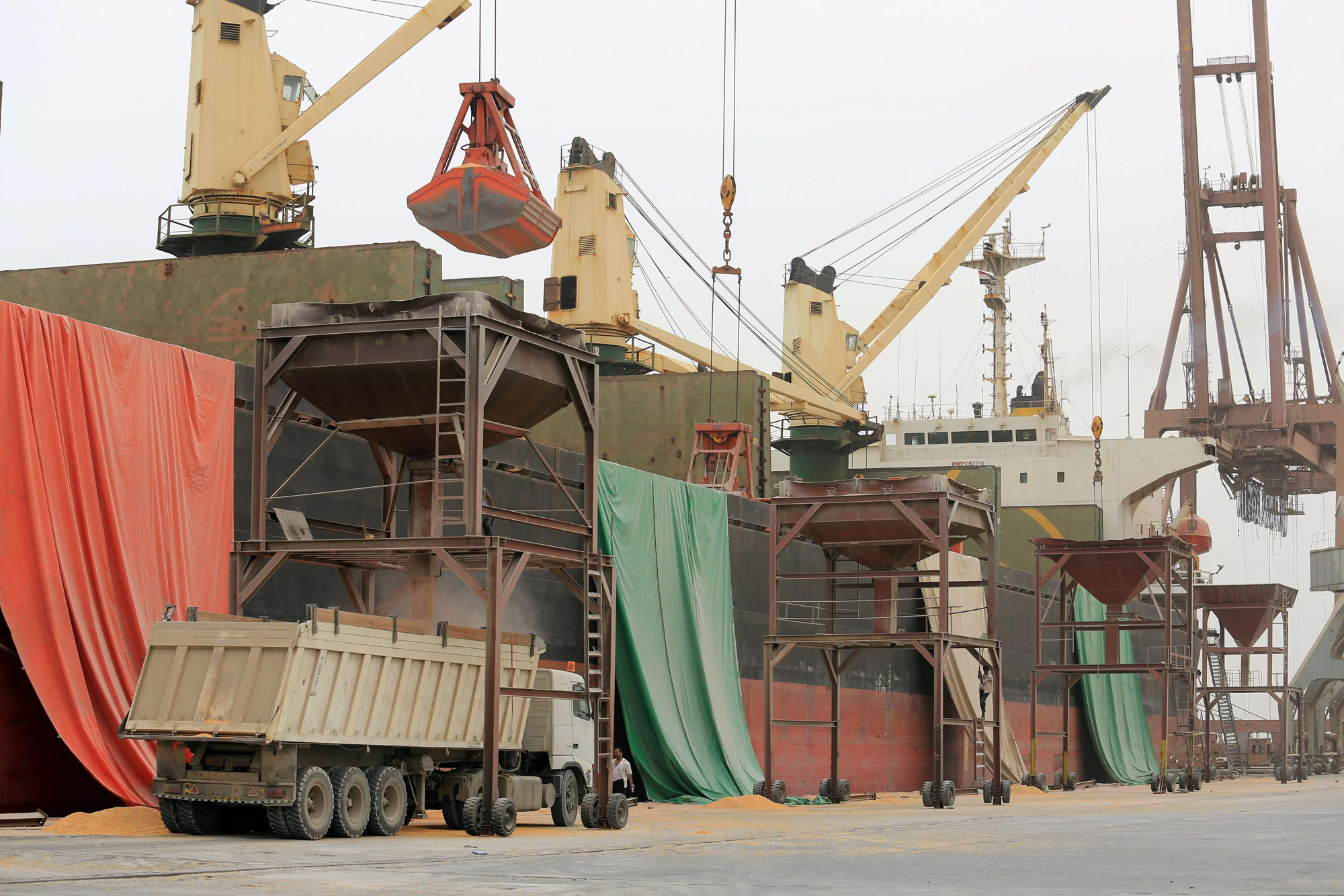 الإمارات علقت الهجوم على الحديدة لإفساح المجال للتفاوض