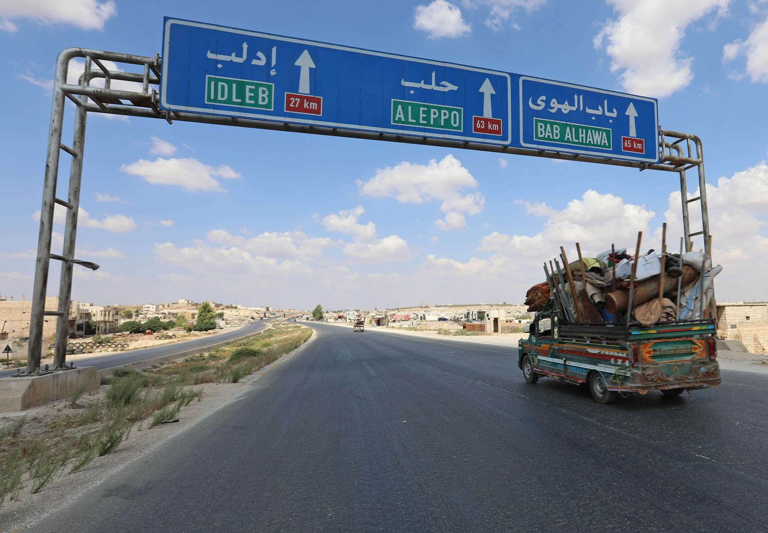 سوريون يفرون نحو تركيا مع اقتراب المعارك من إدلب