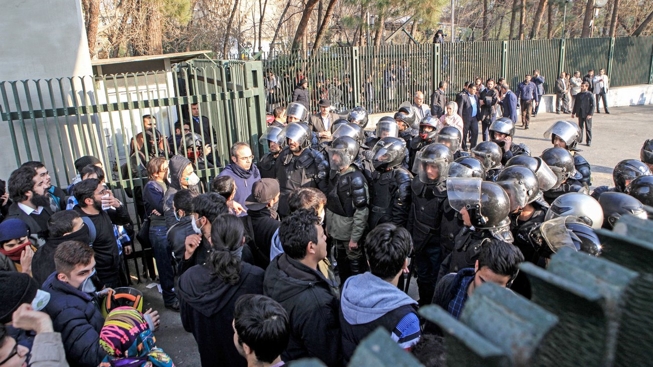 طهران تواجه أزمة اقتصادية حادة أثارت قلاقل كبيرة في الشارع الإيراني