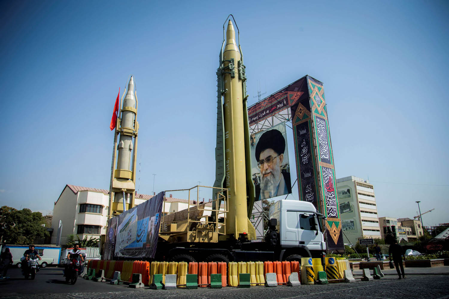 منصة صواريخ في ساحة بهرستان وسط طهران