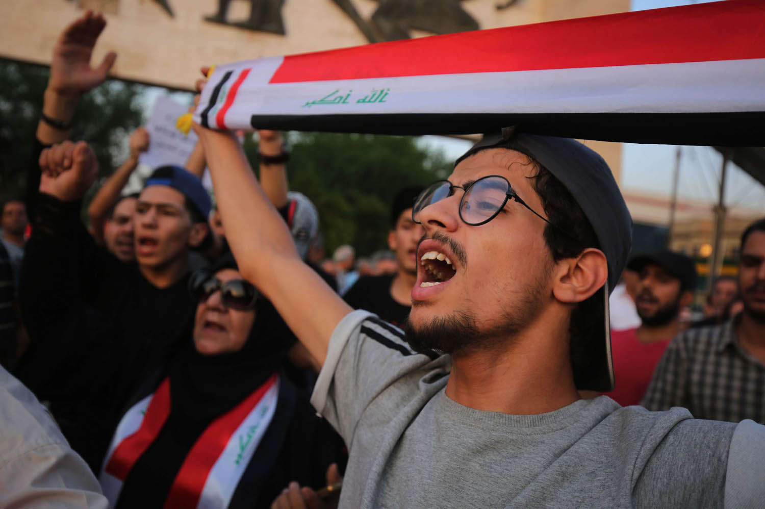 متظاهر عراقي يحتج على الحكومة والفساد في ساحة التحرير ببغداد