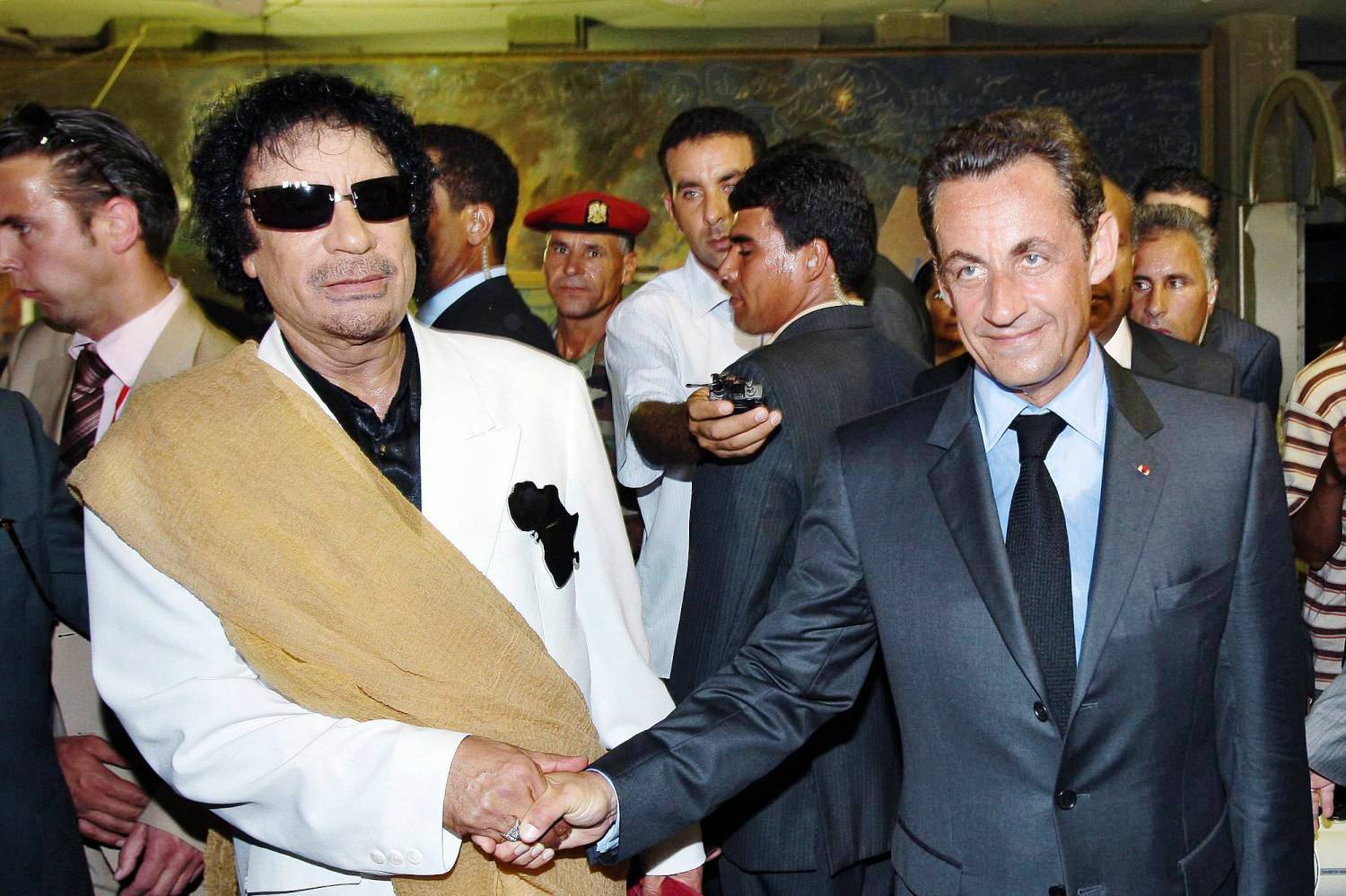 الرئيس الفرنسي الأسبق نيكولا ساركوزي في مصافحة سابقة مع الزعيم الليبي الراحل معمر القذافي 