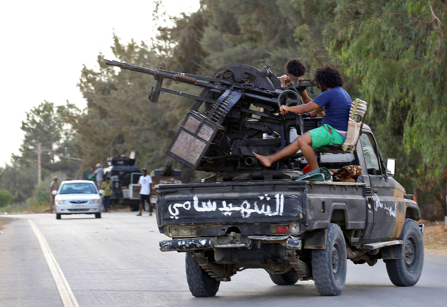 عناصر ميليشيا يقطعون طريقا عاما جنوب طرابلس