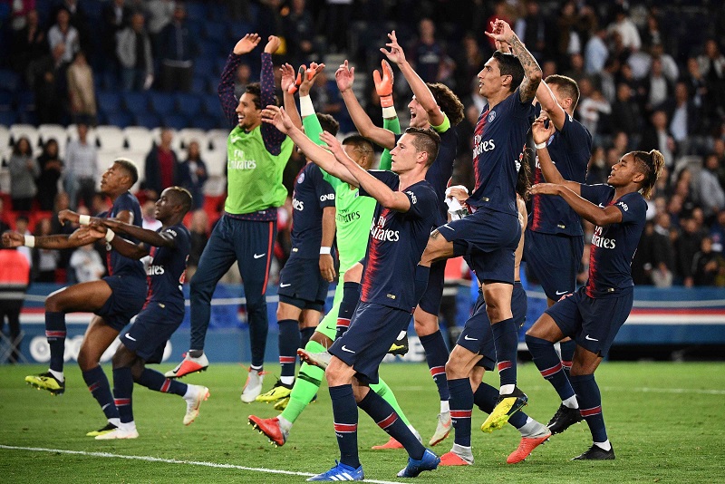 لاعبو باريس سان جرمان يحتفلون بالفوز