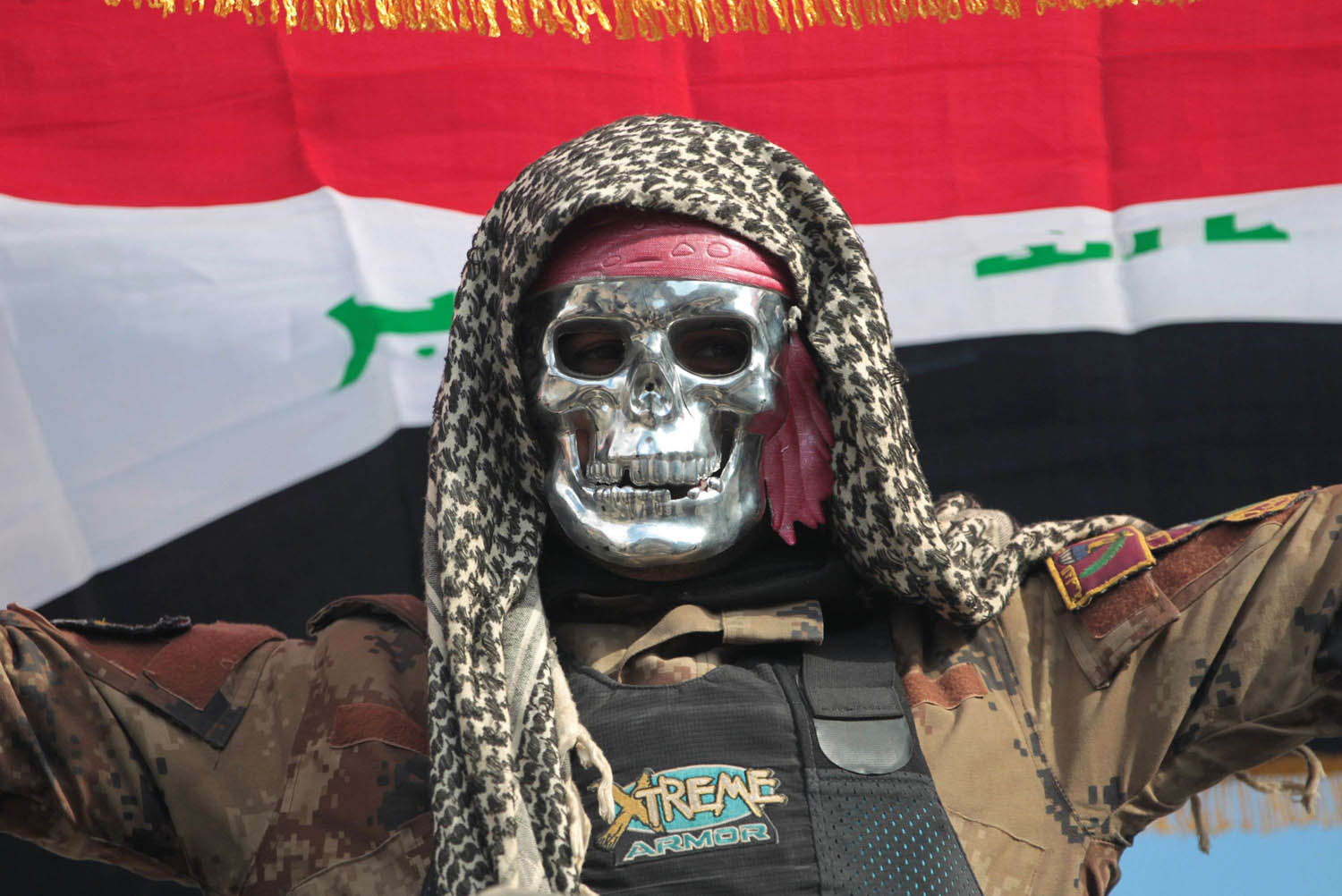 مقاتل عراقي يرتدي قناعا