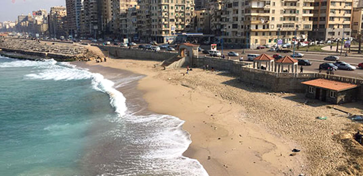 كأنني في حلم على شاطئ الإسكندرية