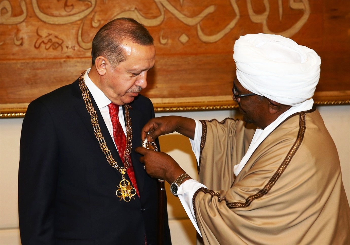 الرئيس السوداني عمر البشر يقلد الرئيس التركي أرفع وسام 
