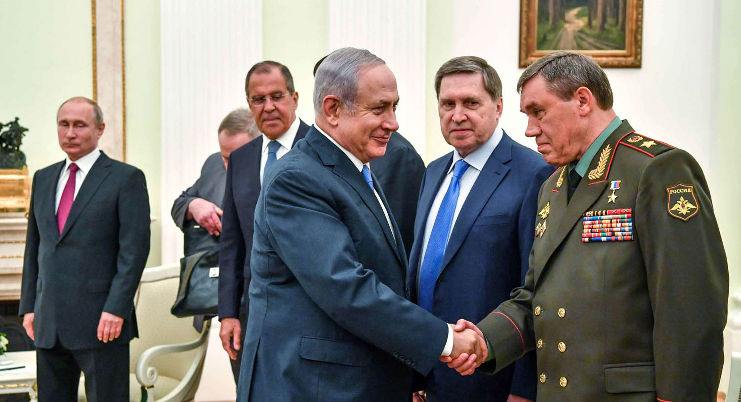 نتنياهو يصافح رئيس الاركان الروسي فاليري غازيموف بحضور الرئيس بوتين ووزير الخارجية سيرجي لافروف