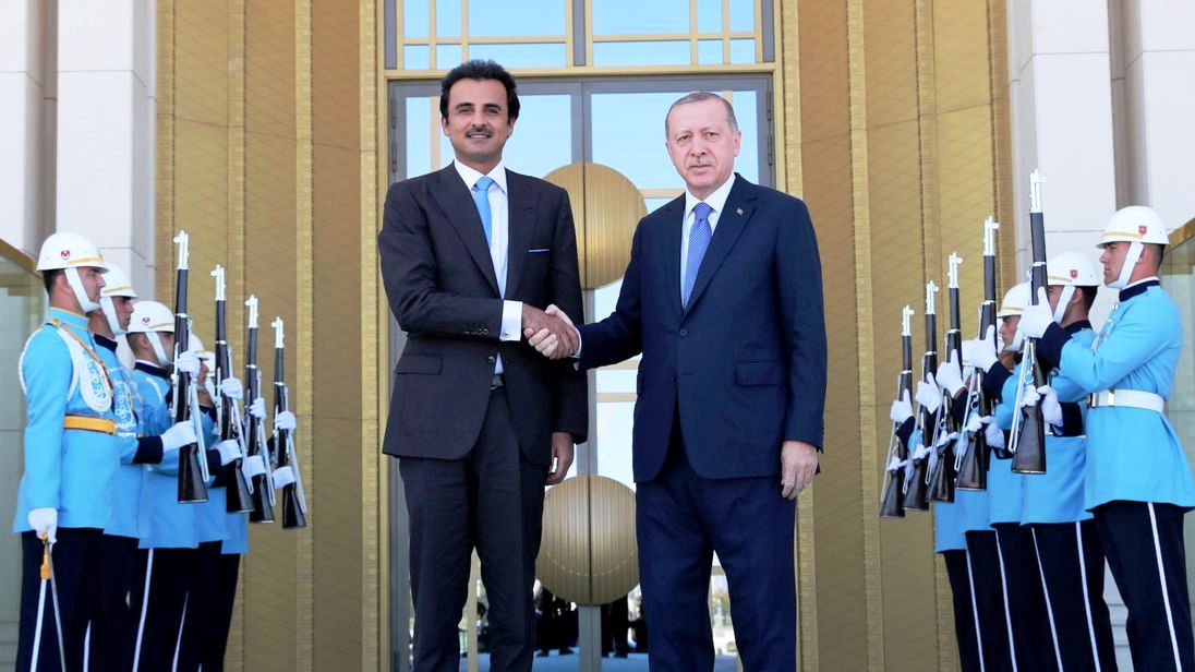 الرئيس التركي رجب طيب اردوغان في لقاء سابق مع أمير قطر الشيخ تميم بن حمد
