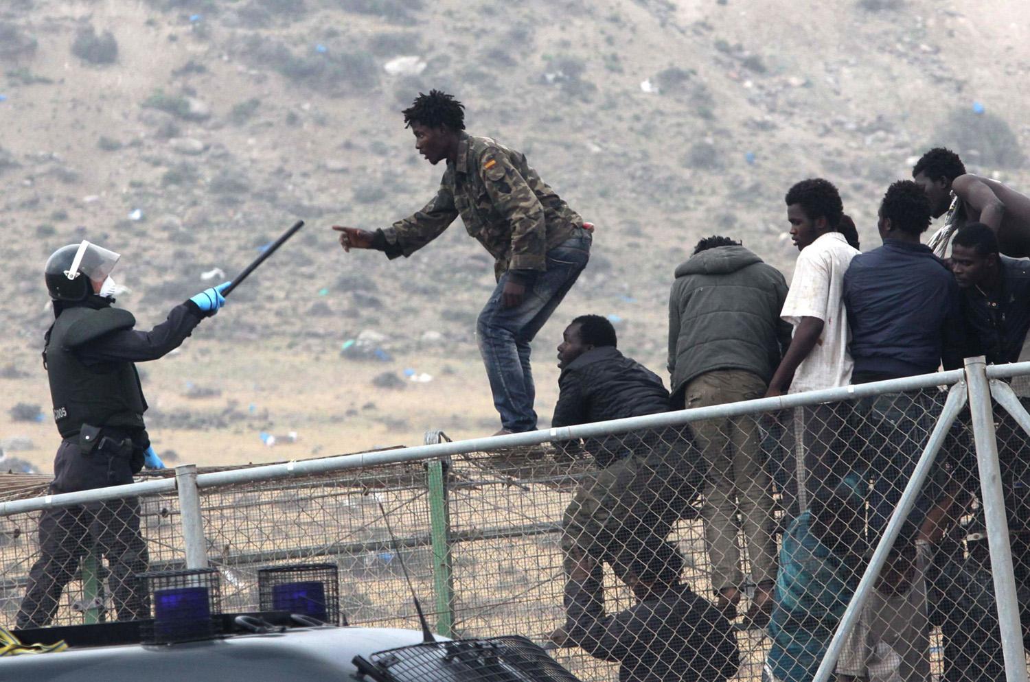 مئات المهاجرين الافارقة يغامرون يوميا باقتحام السياج الحدودي بين المغرب واسبانيا