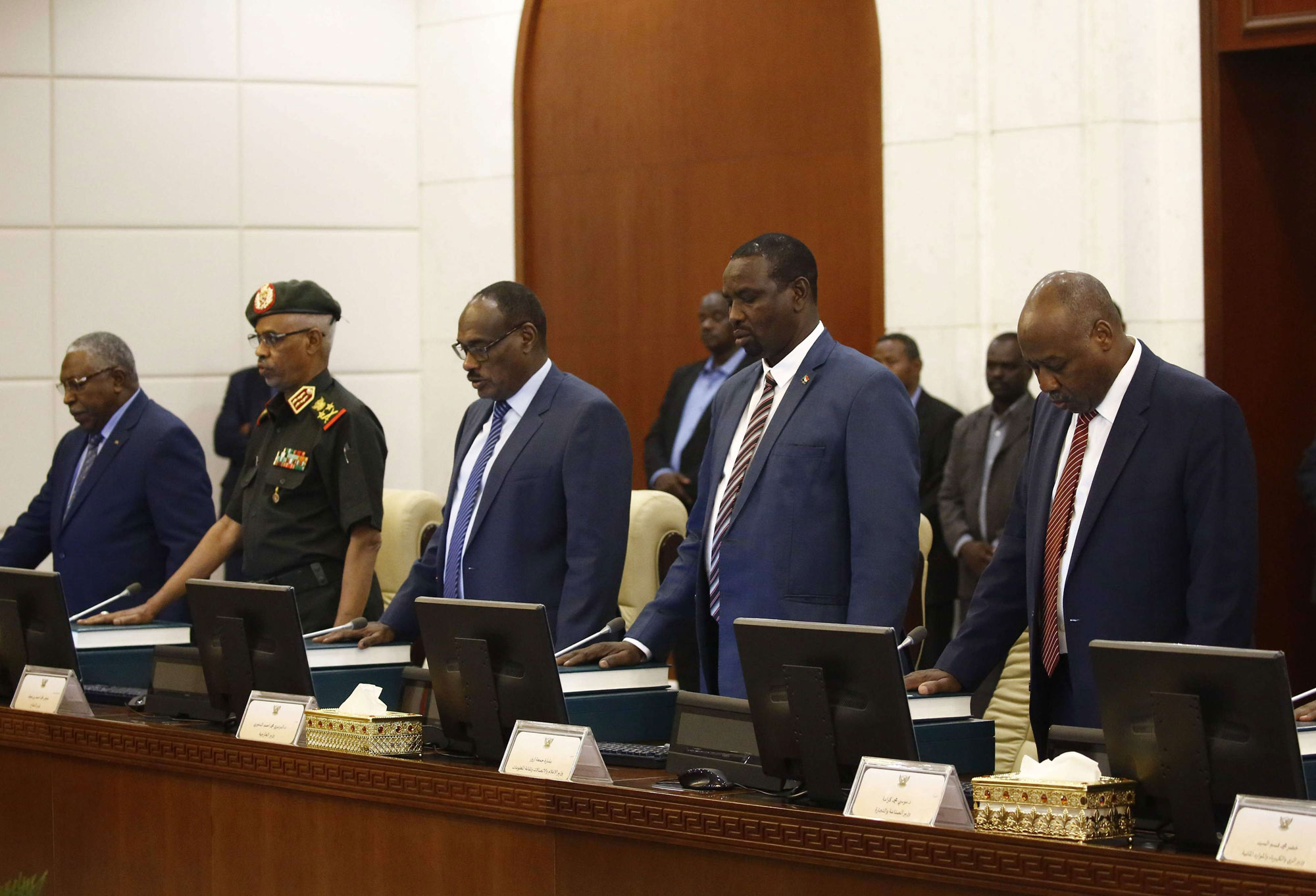 أعضاء الحكومة السودانية الجديدة يؤدون اليمين الدستورية