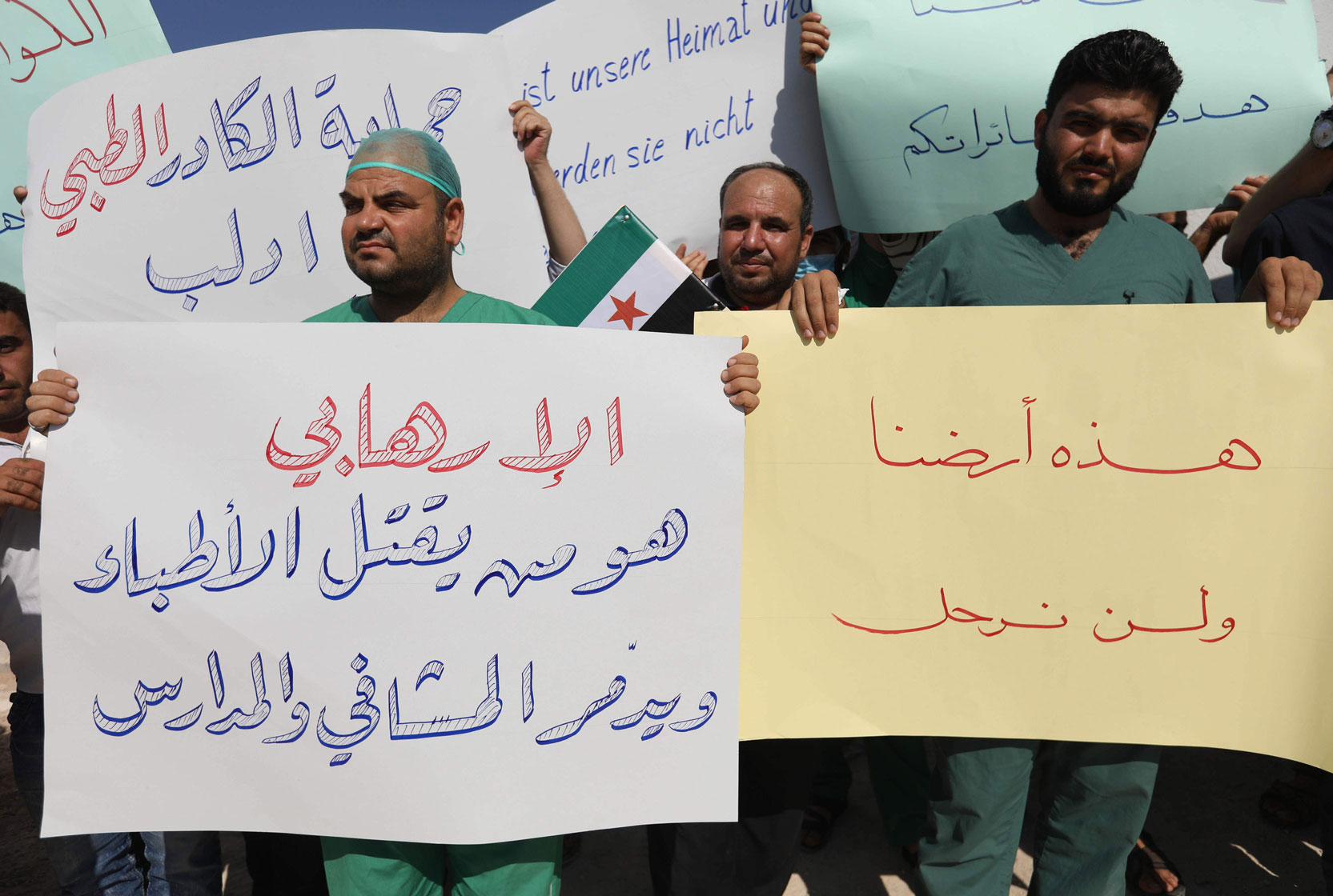 أطباء ادلب يرفضون الخروج منها رغم هستيريا القصف السوري