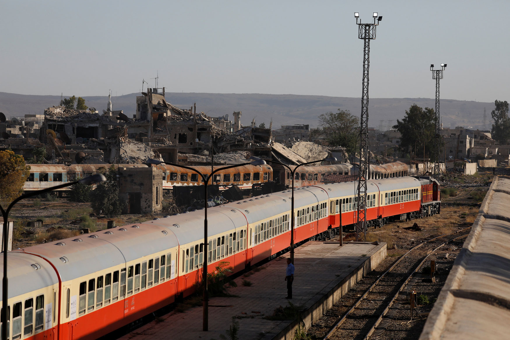 مشهد الدمار على جانبي محطة القطارات تذكر بمدى صعوبة تعافي سوريا 