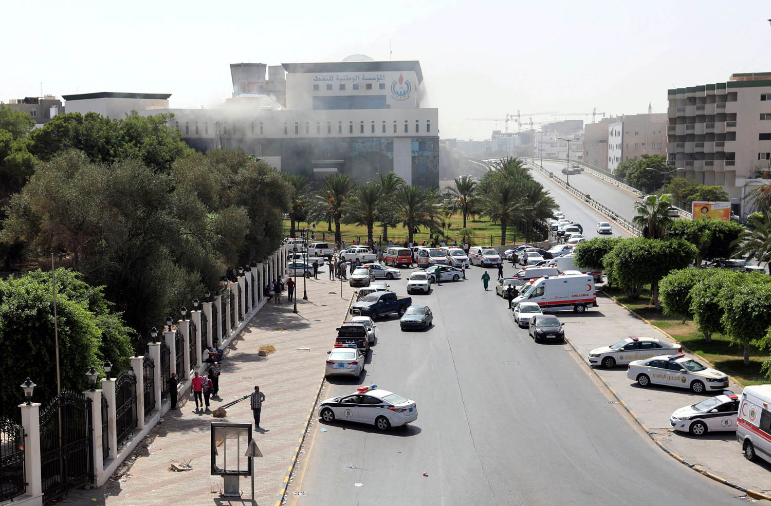 قوات امن وسيارات اسعاف أمام مبنى مؤسسة النفط الليبية بعد هجوم ارهابي