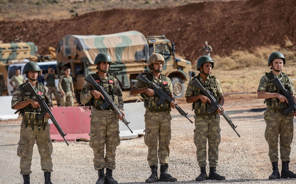 عناصر من القوات التركية تؤمن مرور شاحنات عسكرية إلى سوريا