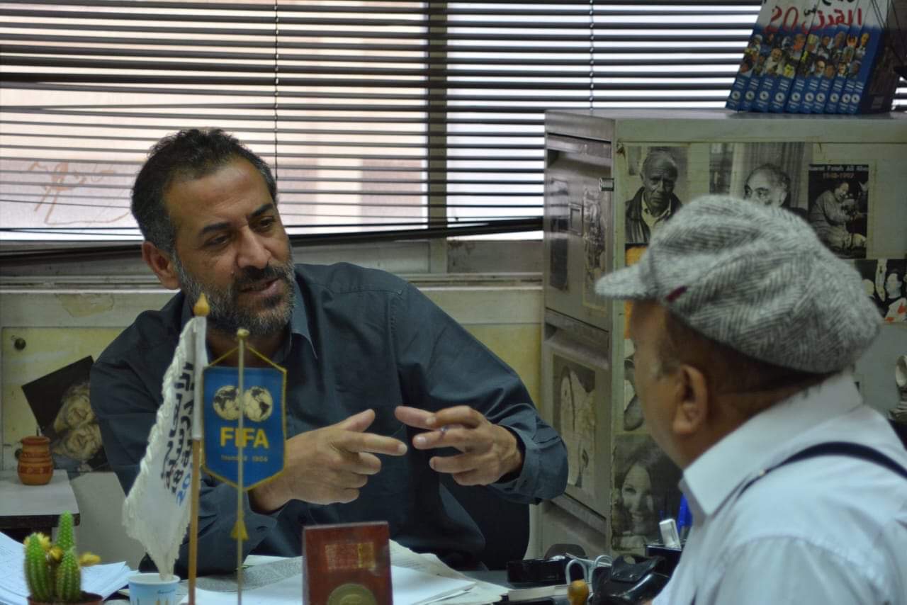 النجم السوري عبدالمنعم عمايري جالسا على مكتب خلال تجسيده دور صحافي رياضي في 'الاخر'