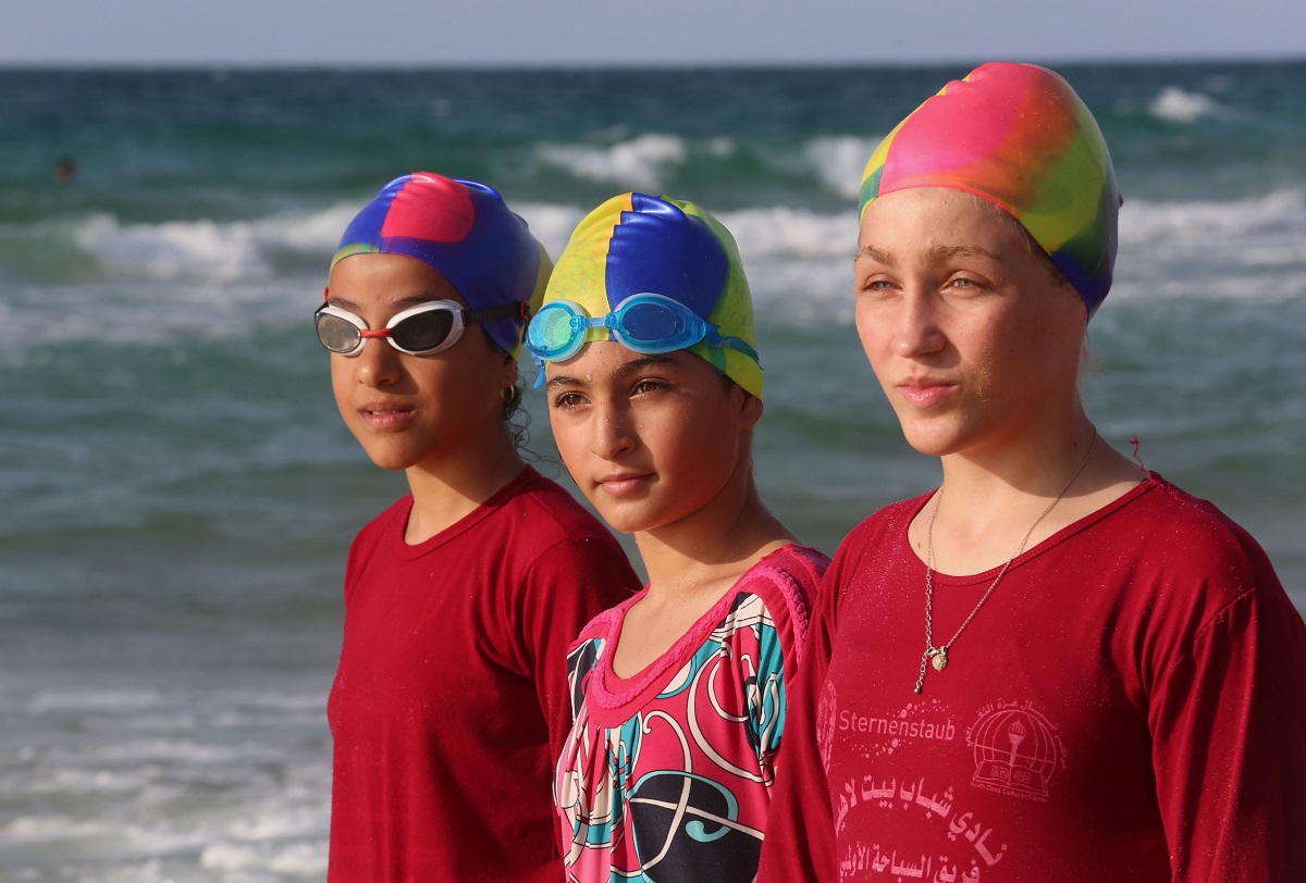 الفتيات يمارسن هواية السباحة في أول نادٍ مختلط بغزة