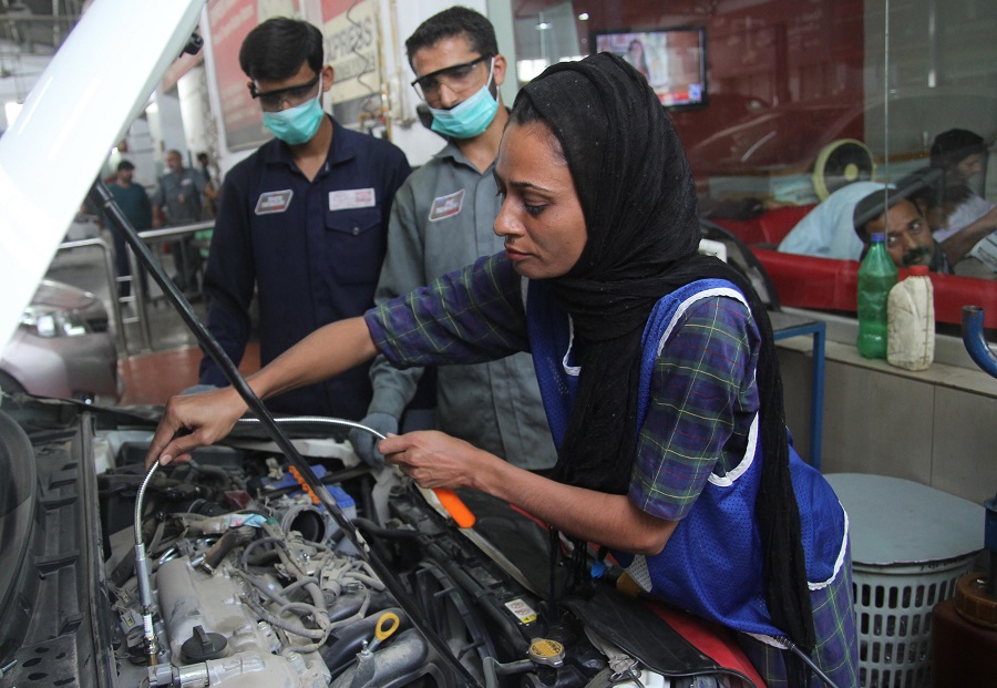  المرأة الميكانيكية تتحدى التقاليد الصارمة في باكستان