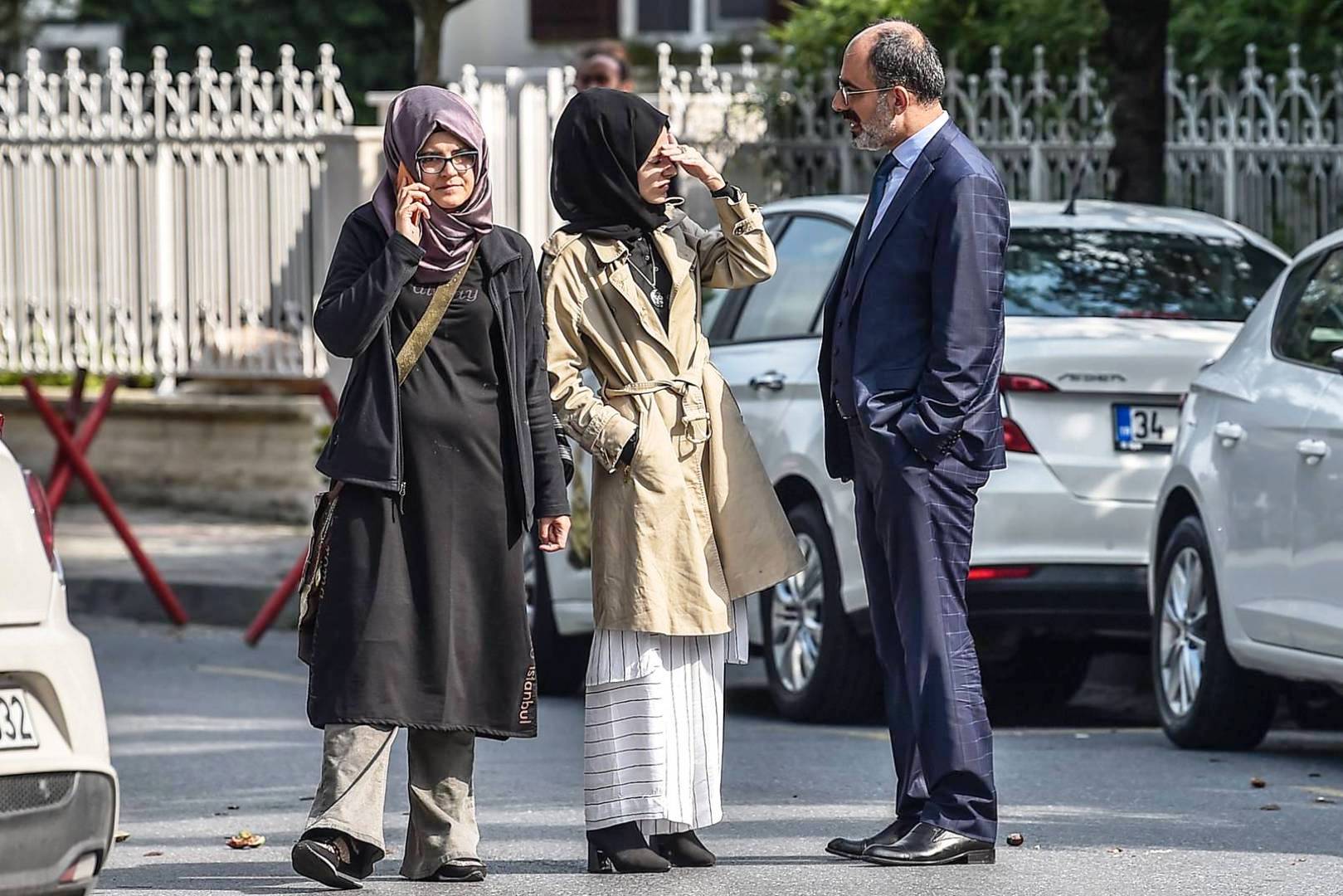 خديجة خطيبة جمال خاشقجي التركية أمام مبنى القنصلية السعودية تتابع تطورات اختفاء خطيبها