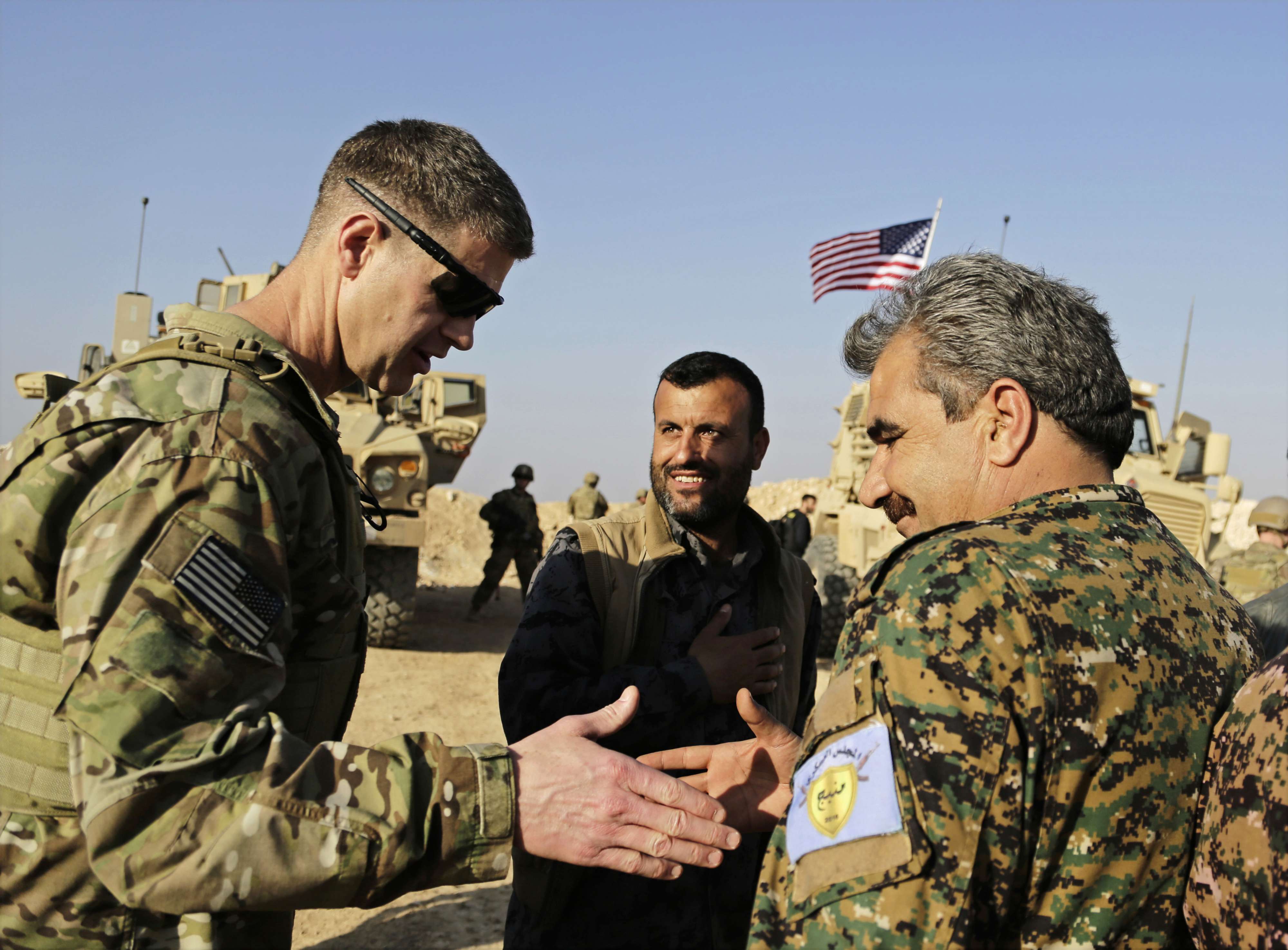 جندي أميركي وكردي