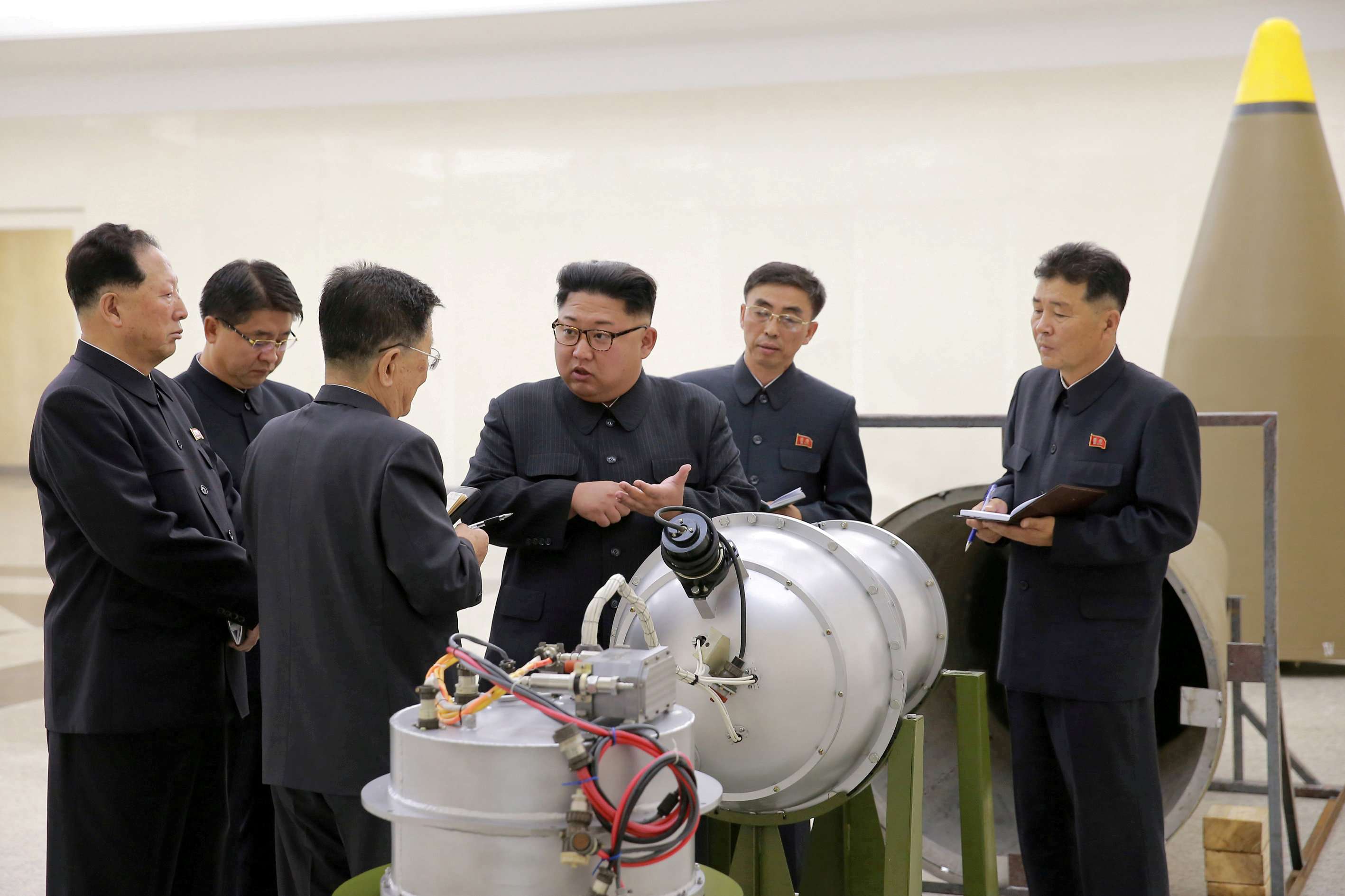 كيم يتفقد قنبلة نووية