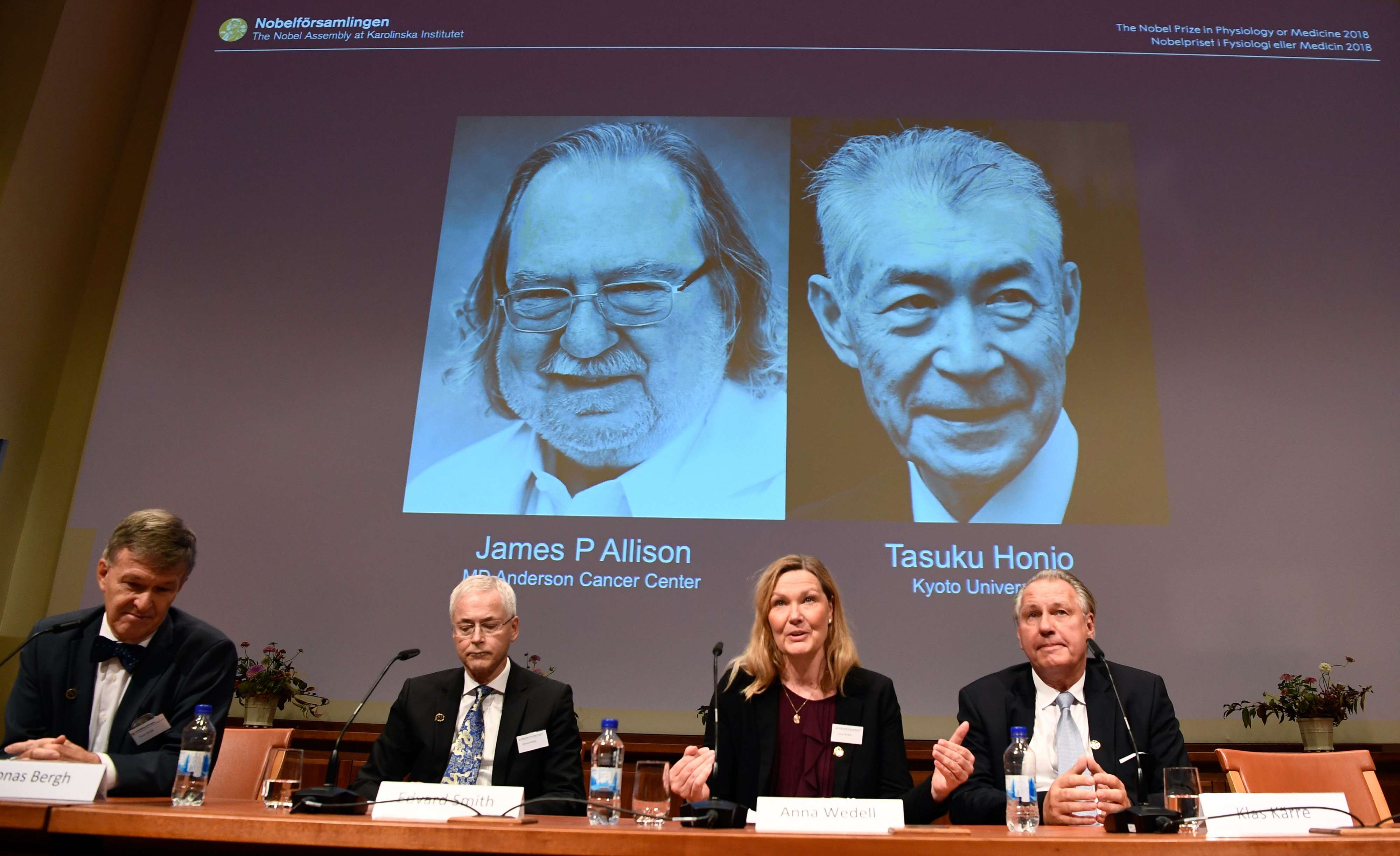 لجنة نوبل للطب خلال الاعلان عن الفائزين في العام 2018