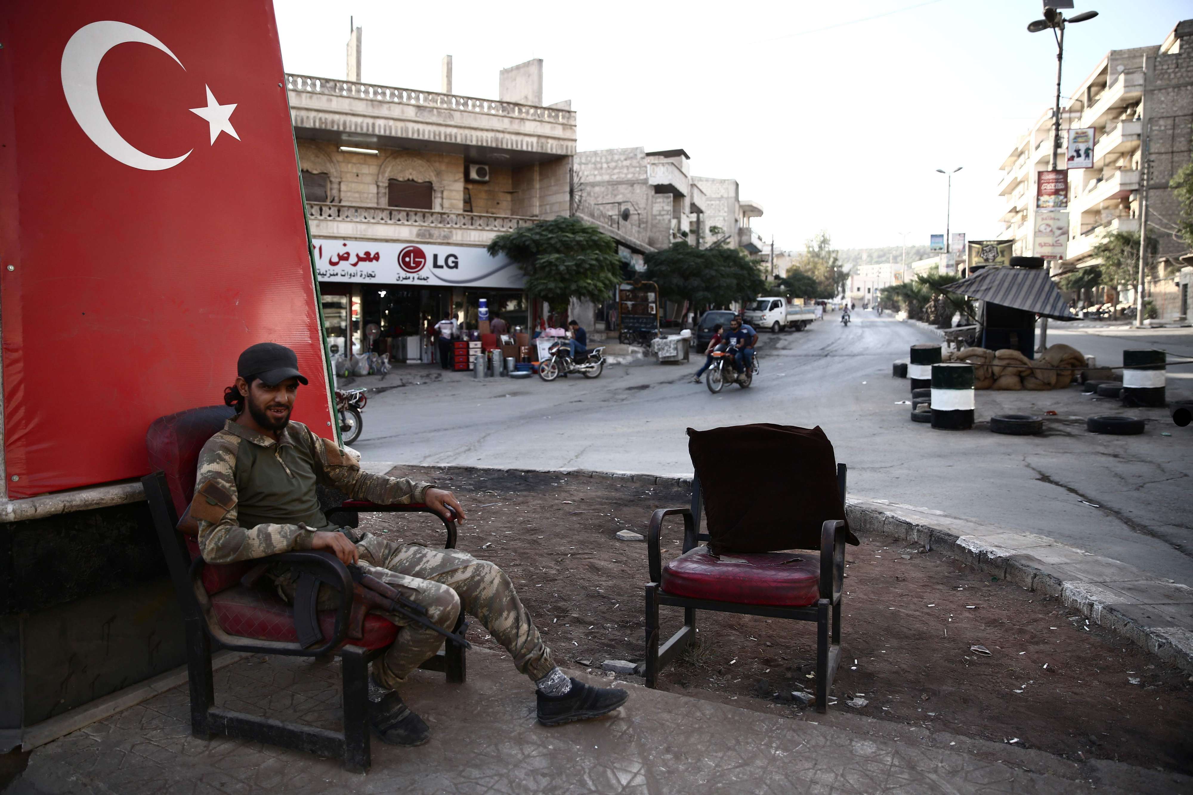 مسلح سوري موالي لتركيا بعفرين