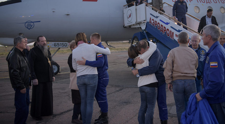 رائد الفضاء الأميركي نيك هيغ والرائد الروسي أليكسي أوفتشينين يلتقيان عائلتهما بعد انتشالهما من الصحراء