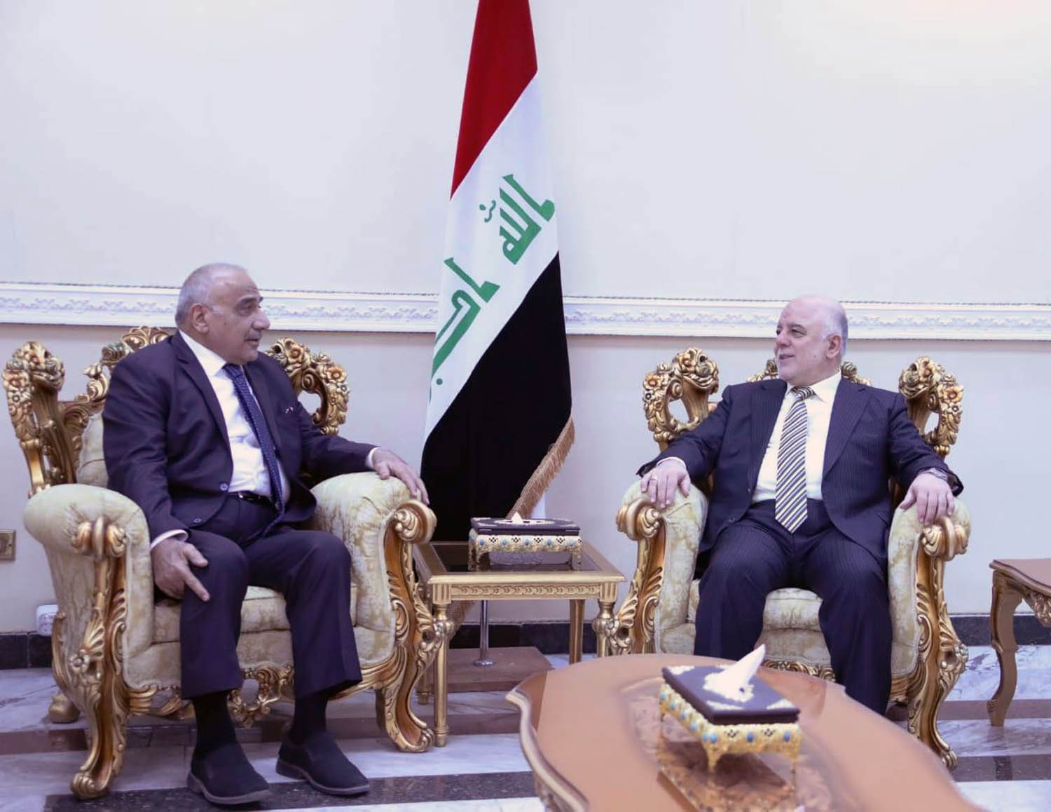 رئيس الوزراء العراقي حيدر العبادي يستقبل رئيس الوزراء المكلف عادل عبدالمهدي
