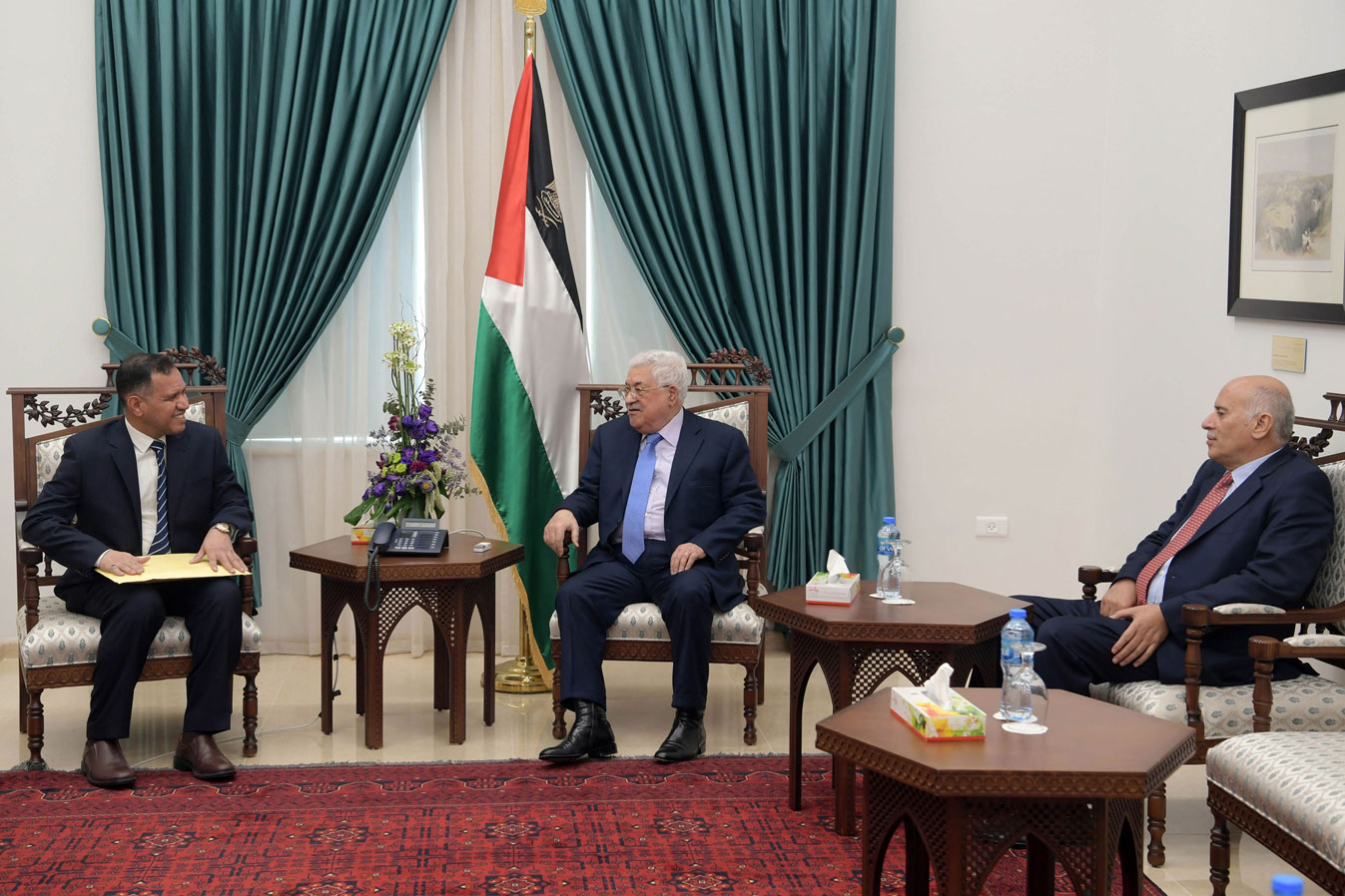 الرئيس الفلسطيني محمود عباس يجتمع بسالم بن حبيب العميري مبعوث السلطان قابوس