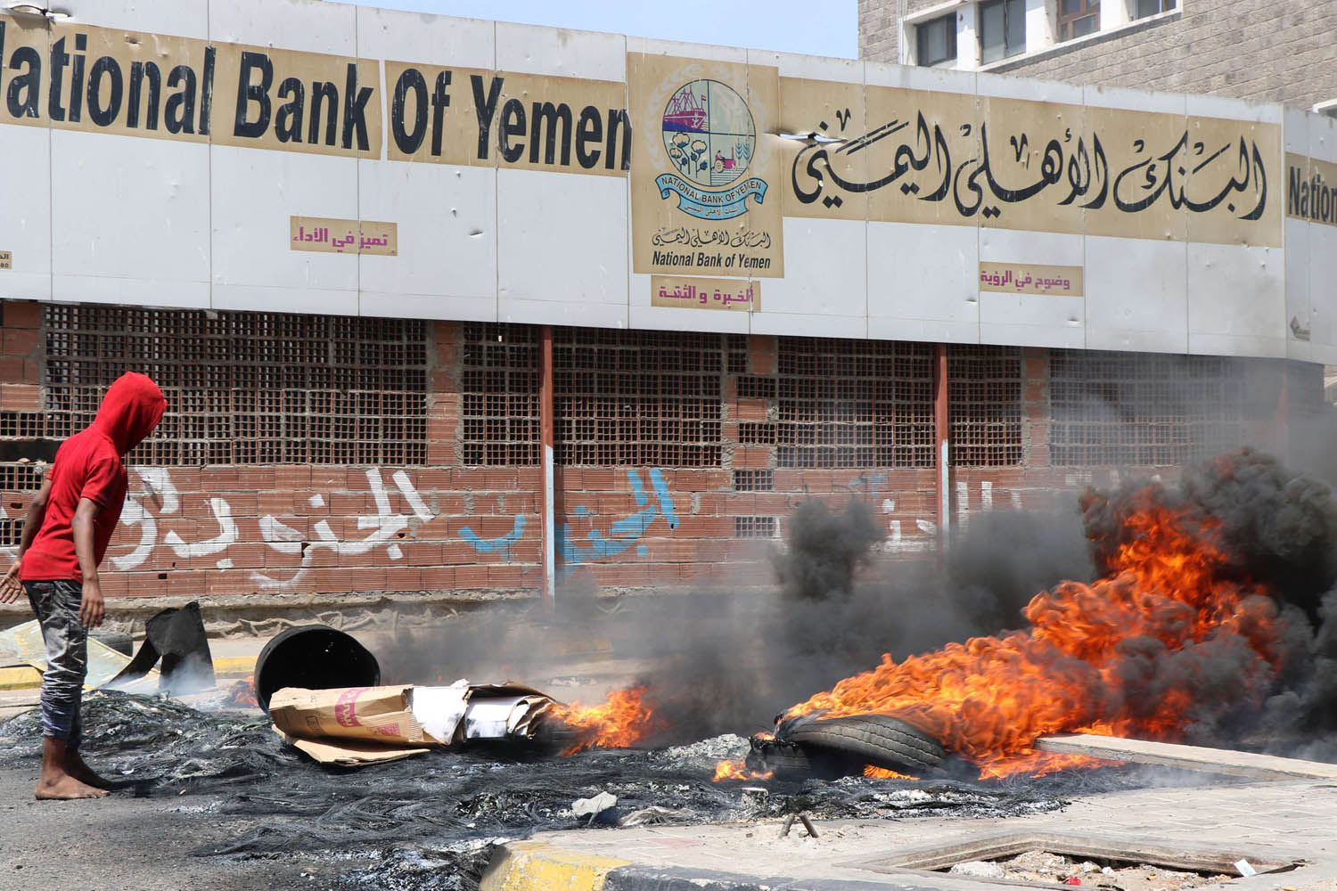 متظاهر يحرق اطارات في عدن