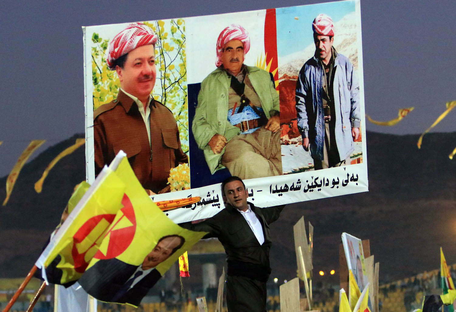أكراد يرفعون صور عائلة البارزاني خلال الانتخابات الكردية الأخيرة