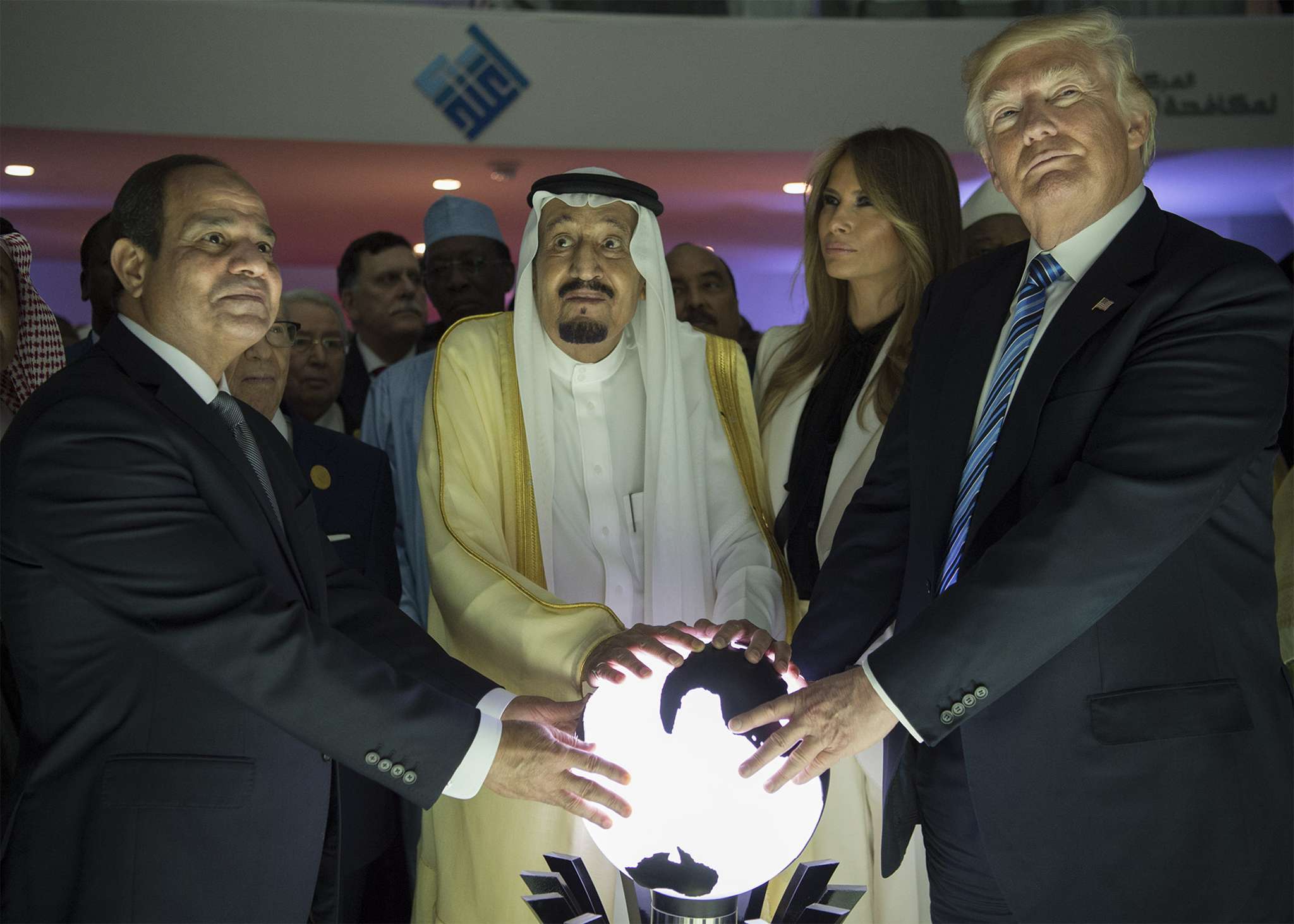 US President Donald Trump (R) and US First lady Melania Trump (2nd R), posing for a picture with Egyptian President Abdel Fattah el-Sisi (L) and Saudi Arabia's King Salman bin Abdulaziz al-Saud on May 21, 2017.