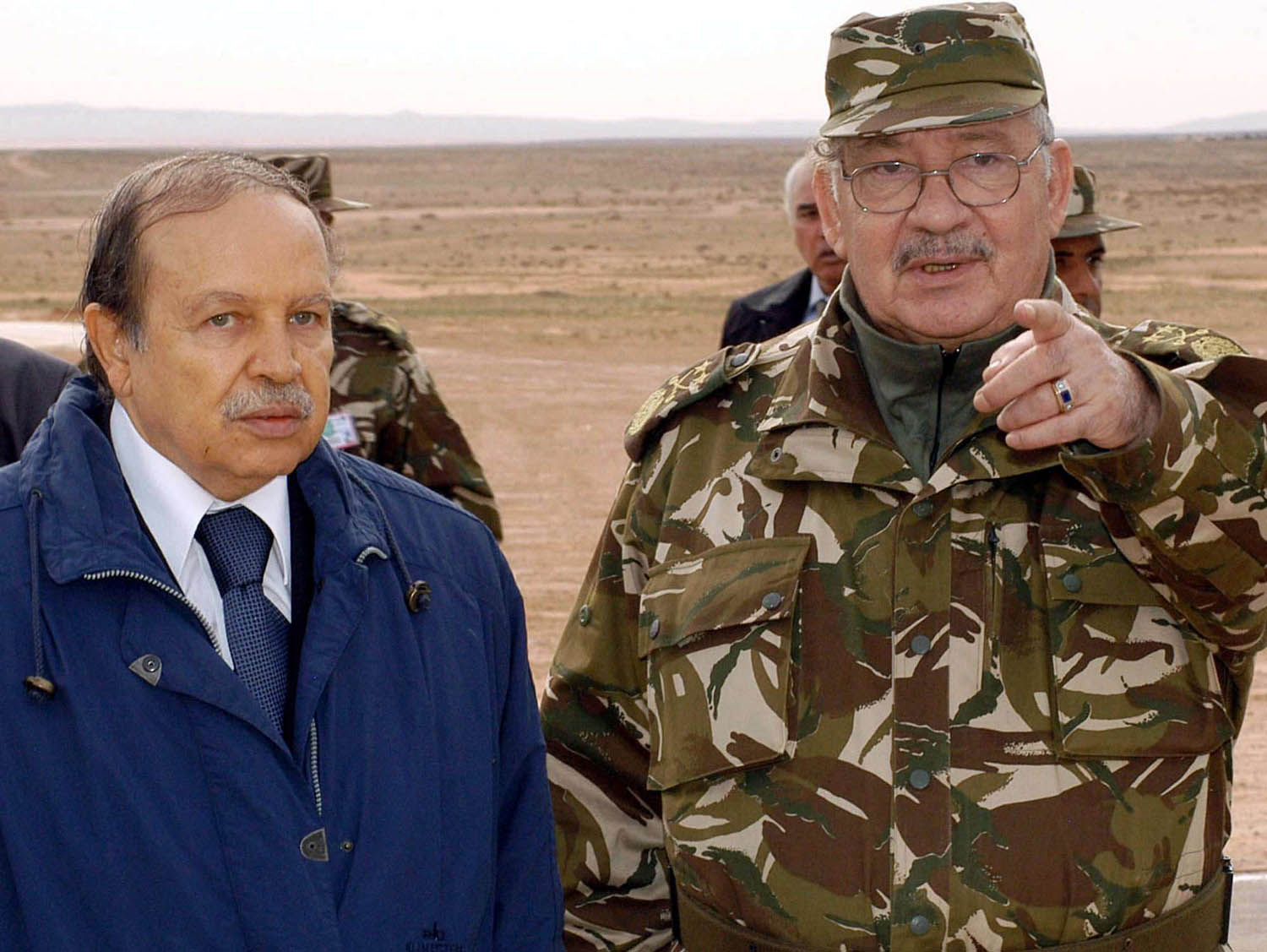 بوتفليقة مع رئيس أركان الجيش الجنرال أحمد قايد صالح