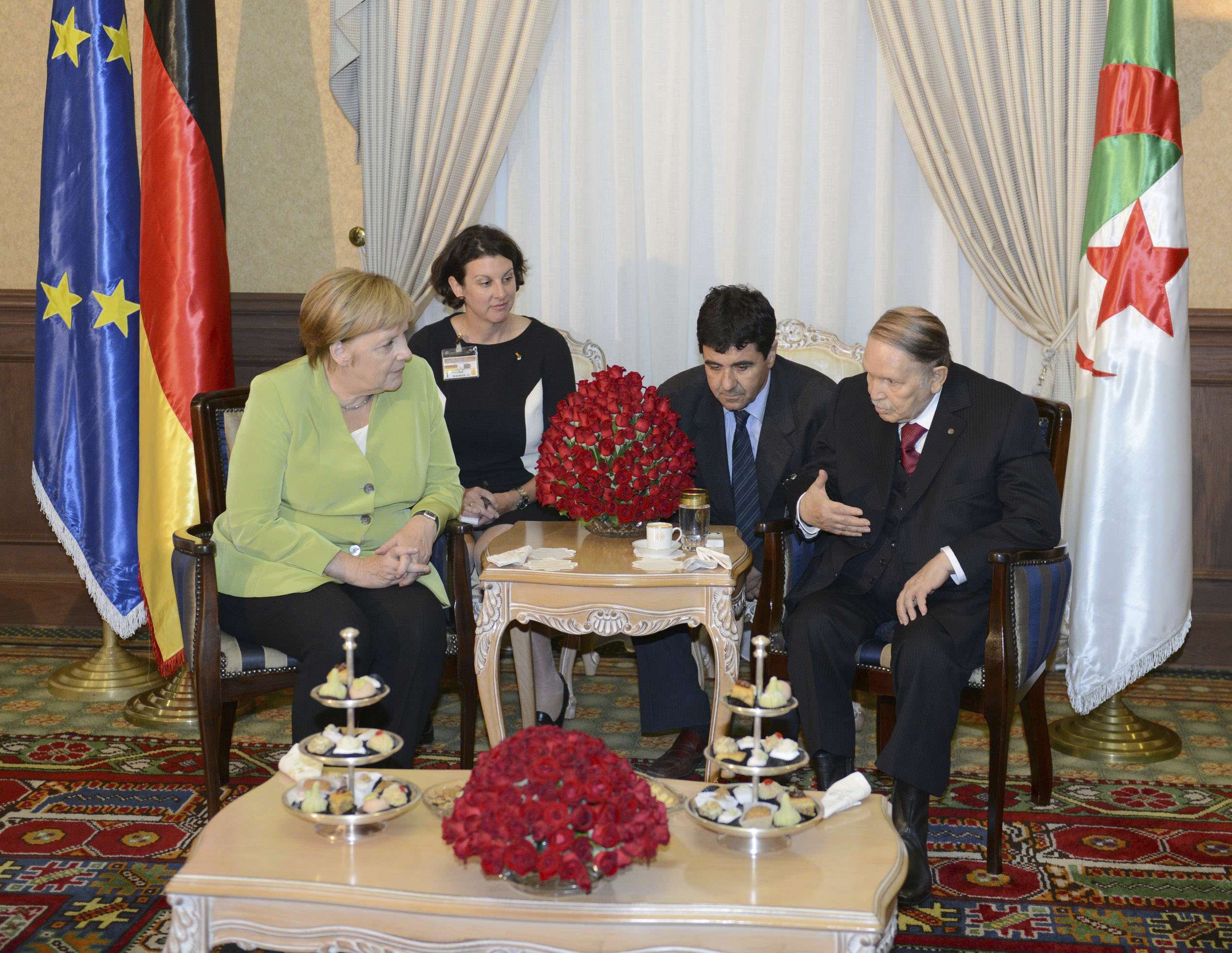 الرئيس الجزائري عبدالعزيز بوتفليقة في لقاء سابق مع المستشارة الألمانية انجيلا ميركل