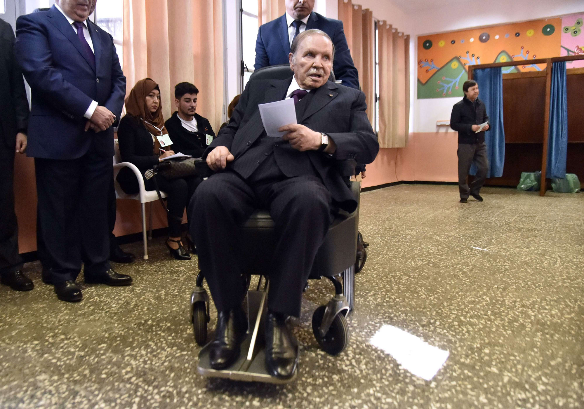 بوتفليقة يتنقل على كرسي متحرك منذ اصابته بجلطة دماغية في 2013
