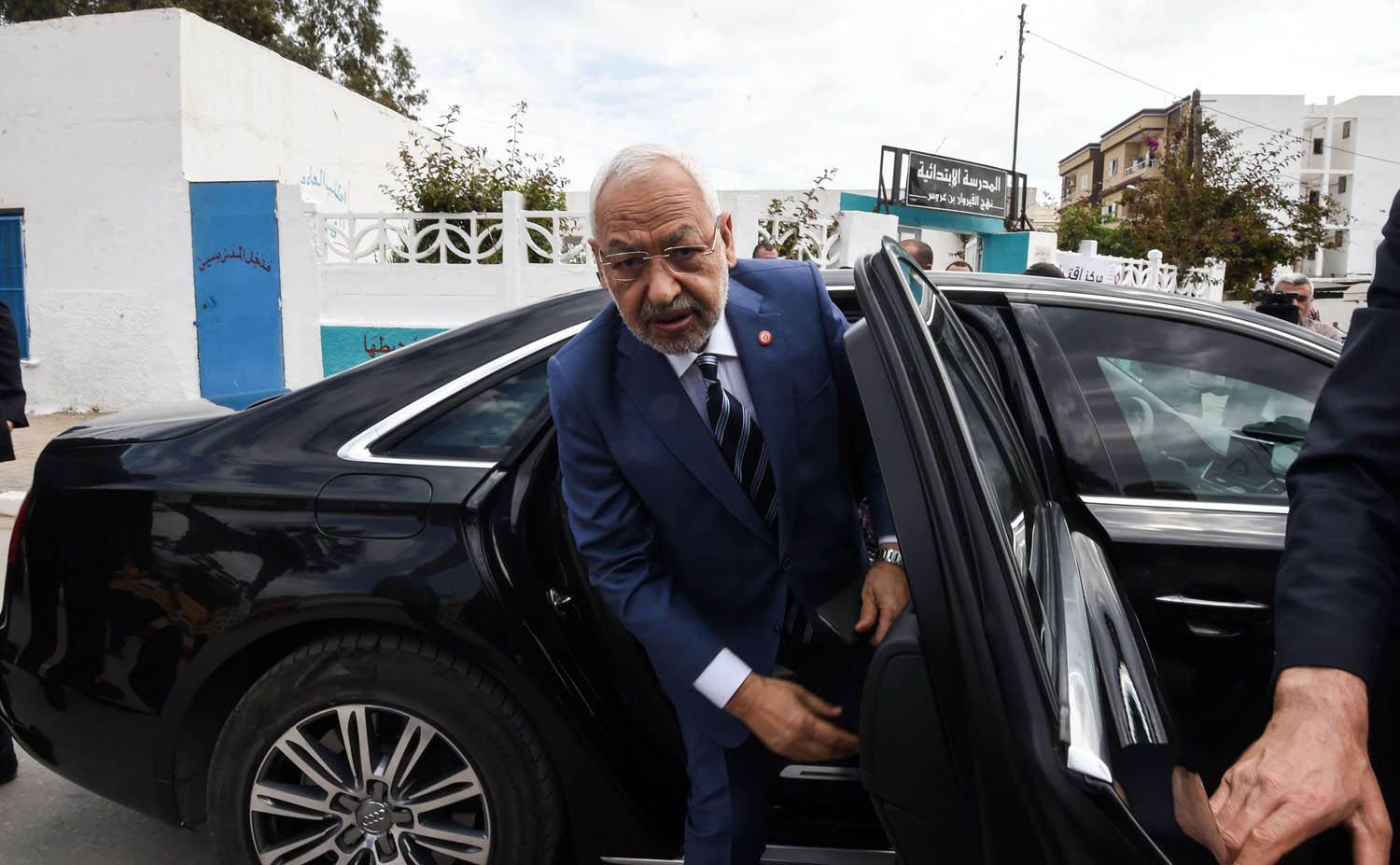 زعيم حزب النهضة في تونس راشد الغنوشي يصل إلى مركز انتخابي