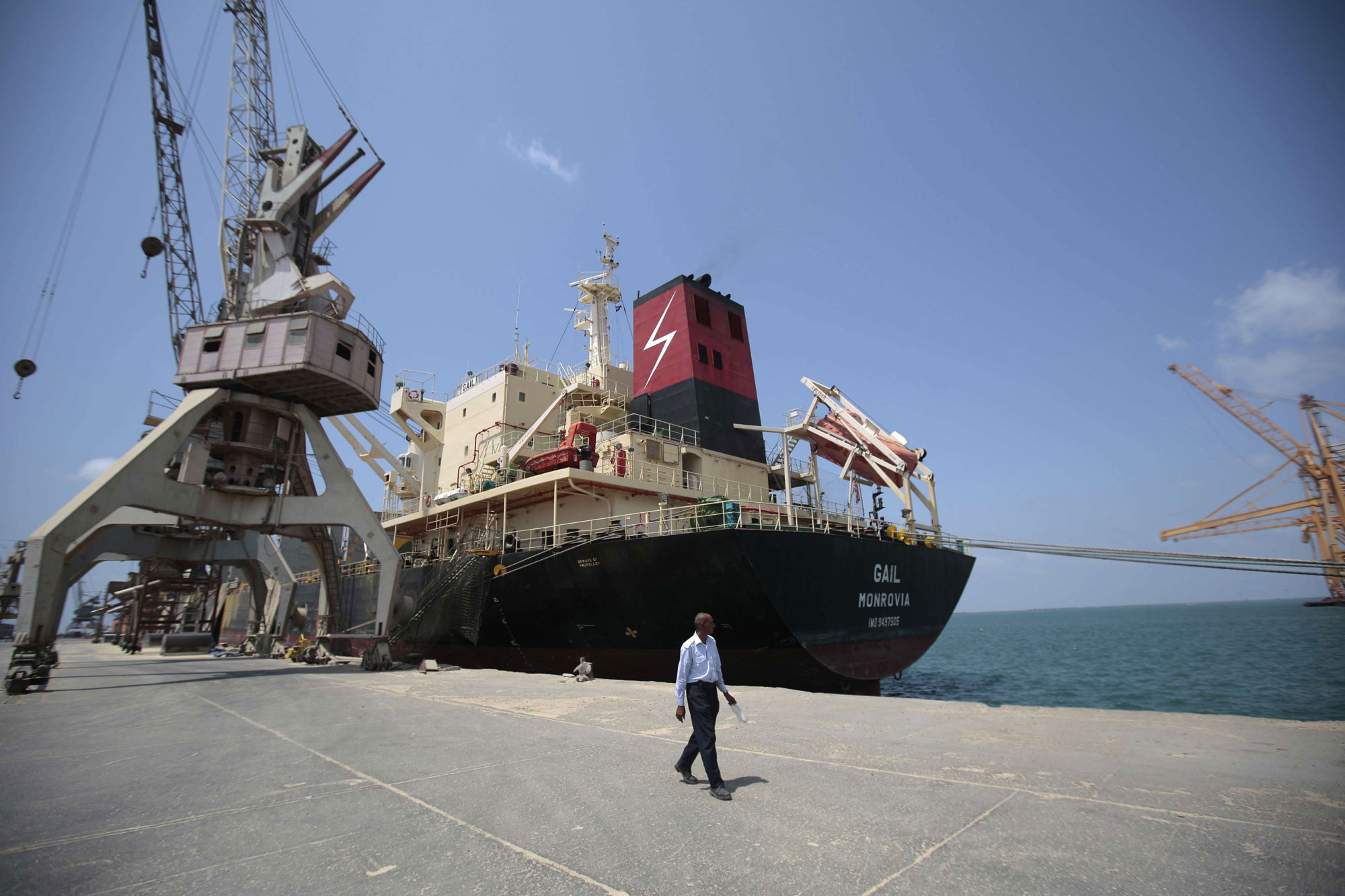 ميناء الحديدة شريان حيوي لامدادات الأسلحة الإيرانية للحوثيين