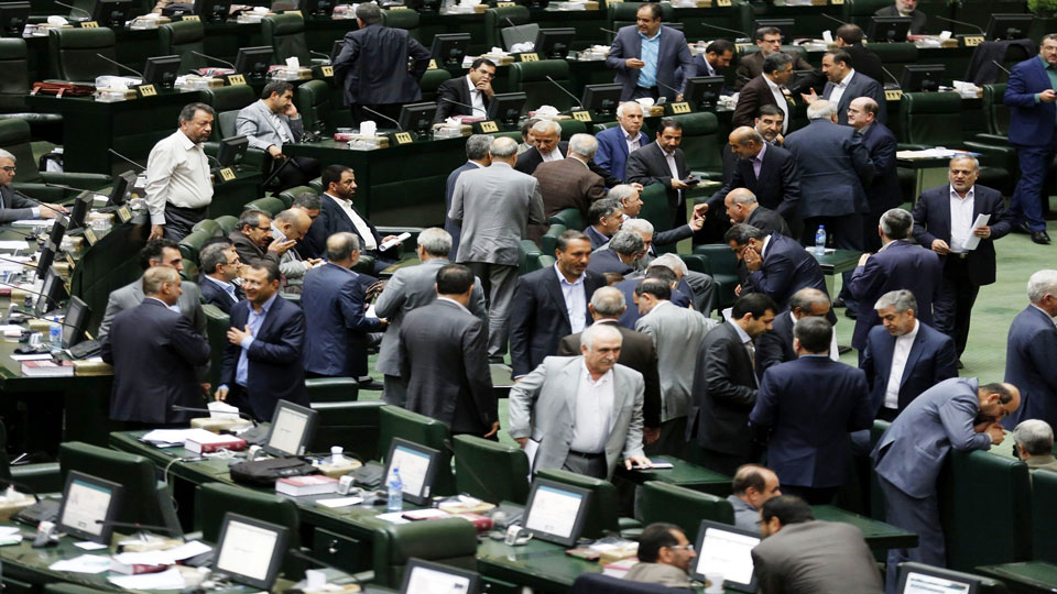 انضمام طهران لمجموعة العمل المالي الدولية فجّر خلافات حادة داخل البرلمان