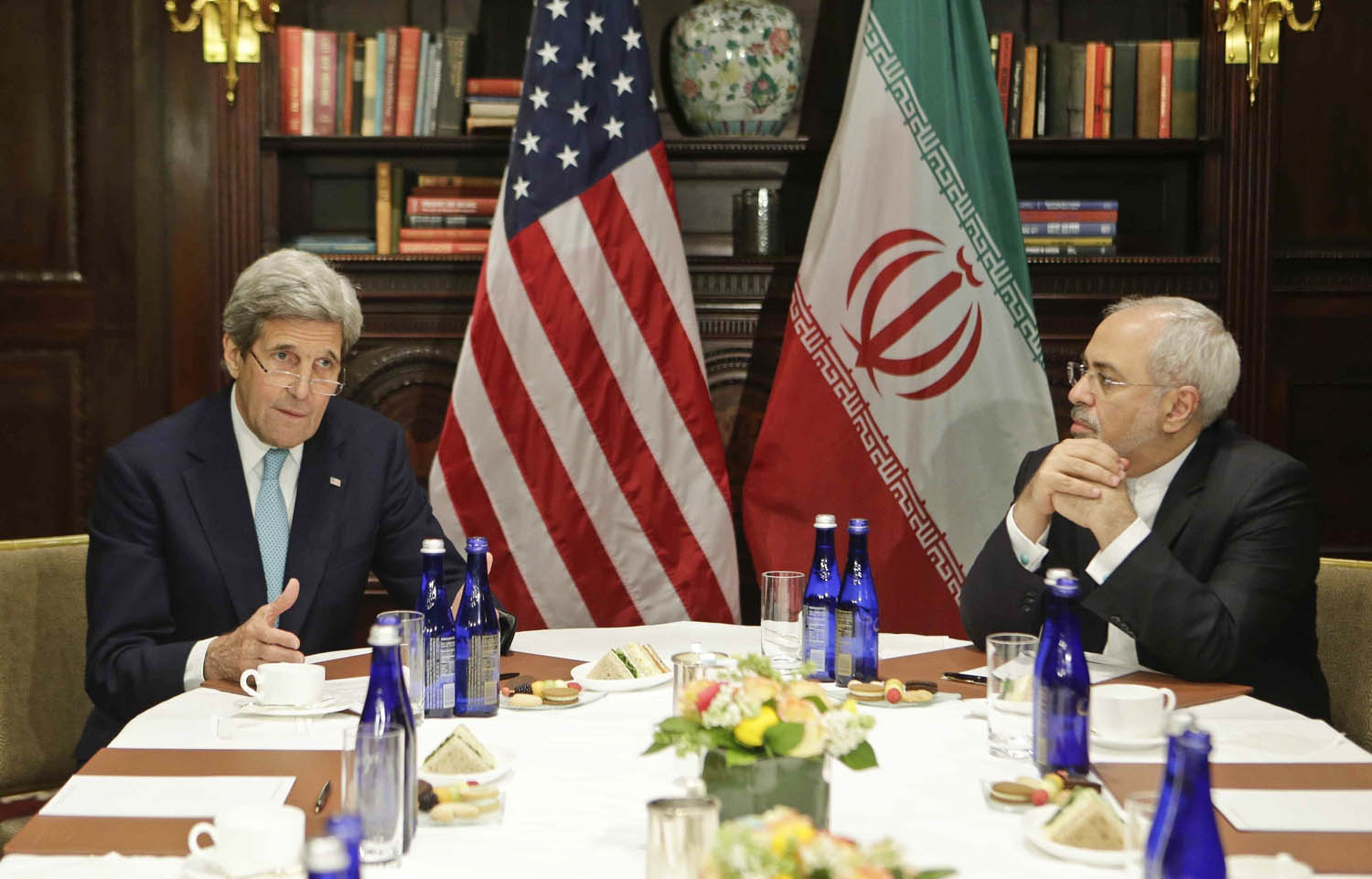 وزير الخارجية الأميركي الأسبق جون كيري في لقاء مع وزير الخارجية الإيراني محمد جواد ظريف