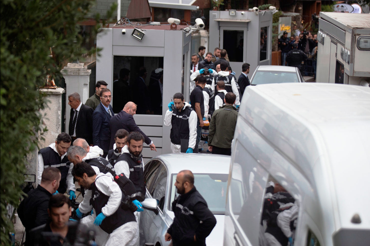 محققون أتراك يواصلون تفتيش القنصلية السعودية في اسطنبول ومحيطها 