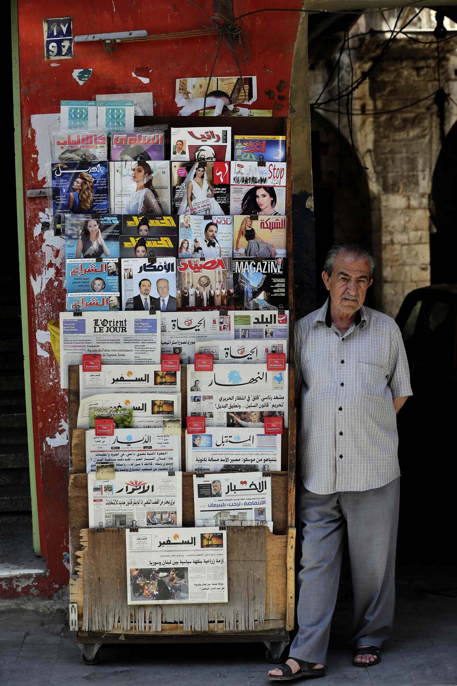 بائع صحف ومجلات في بيروت