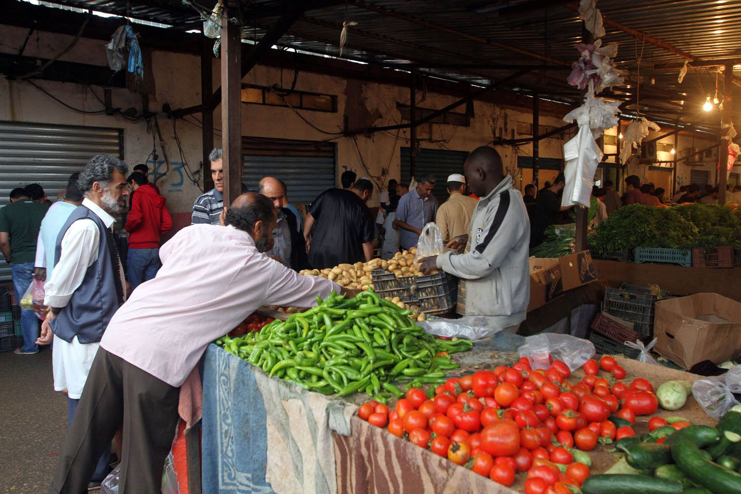 ليبيون يتسوقون في سوق للخضار في طرابلس