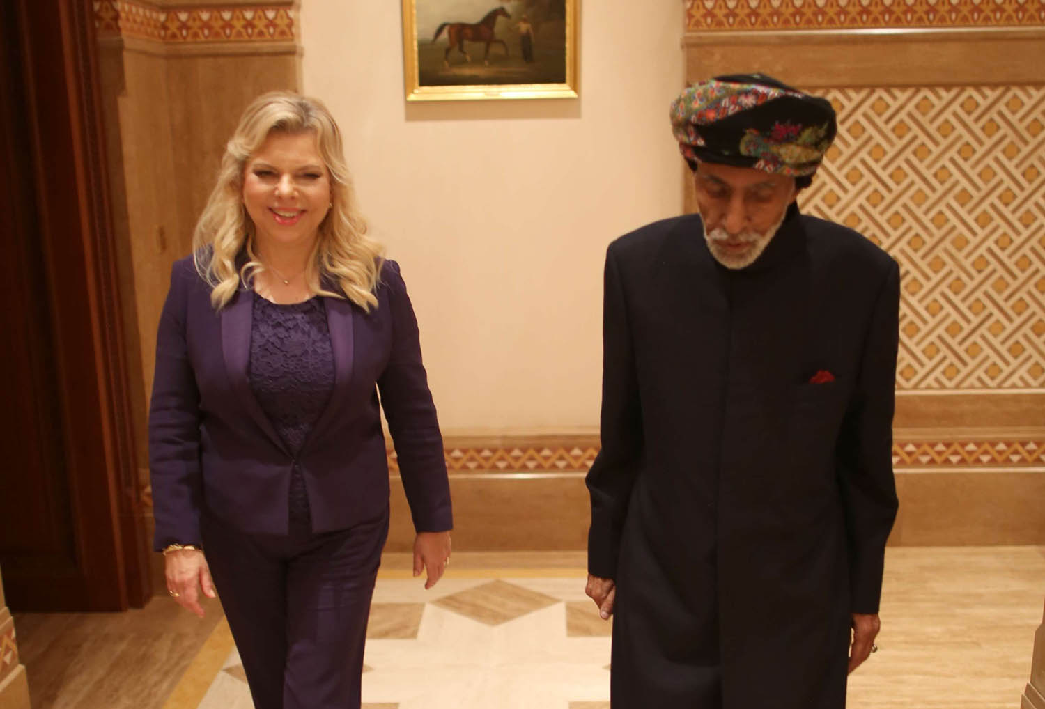 السلطان قابوس يتجول في أروقة قصر البركة برفقة سارة نتانياهو زوجة رئيس الوزراء الاسرائيلي
